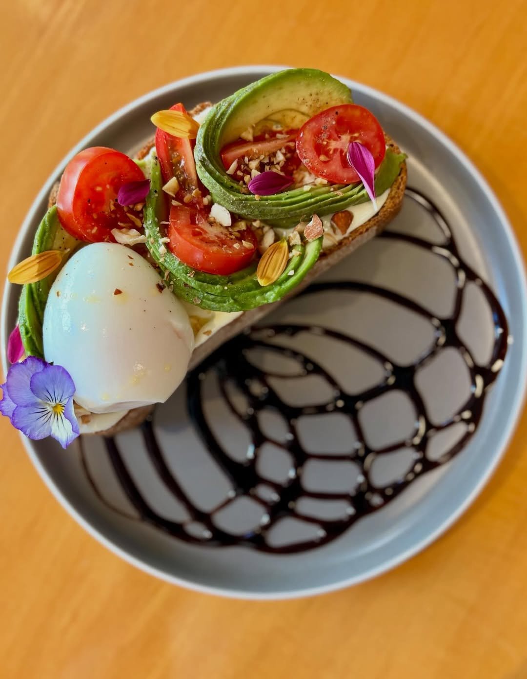 Tostada de palta servida en el salón