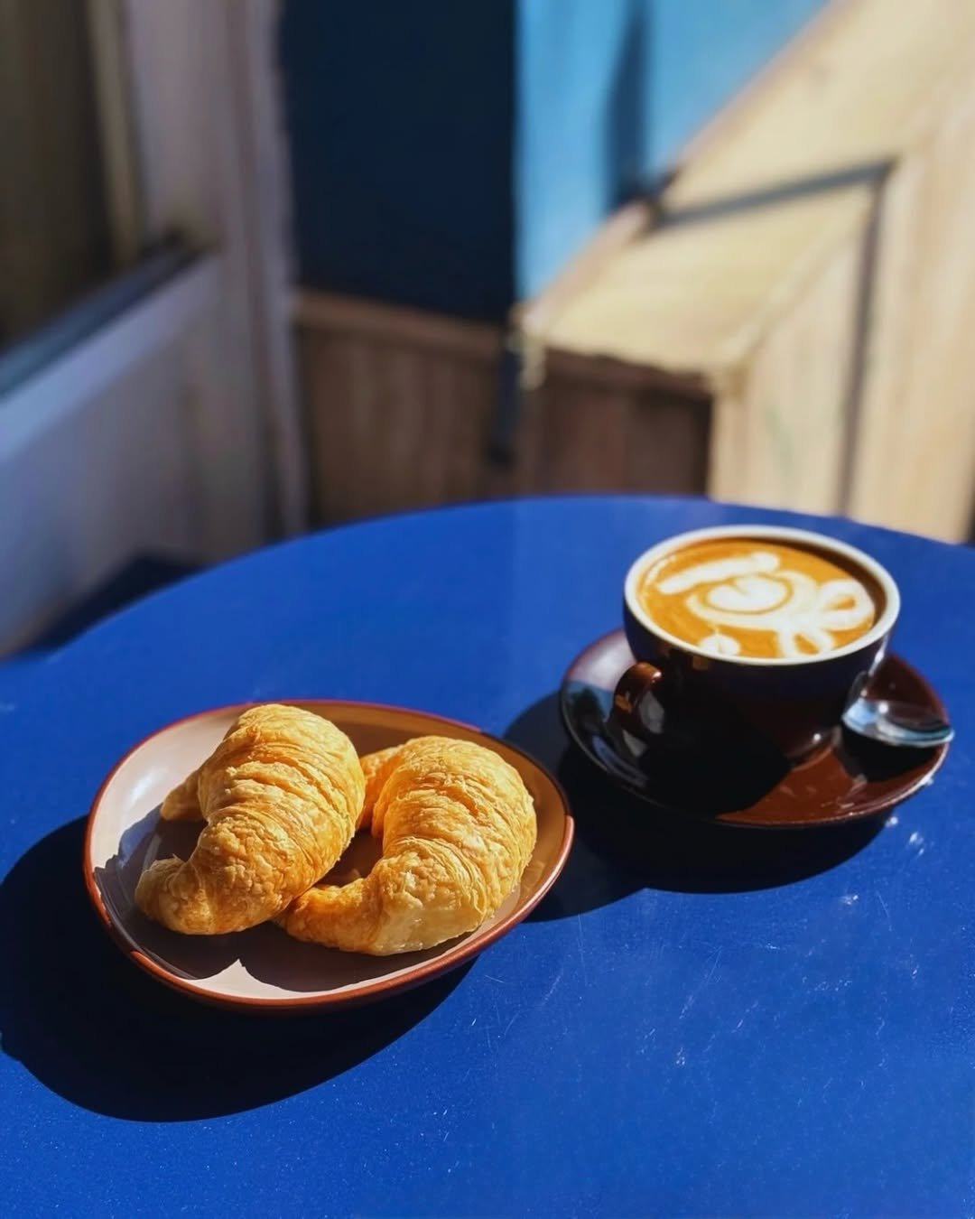 Medialunas y flat white al sol