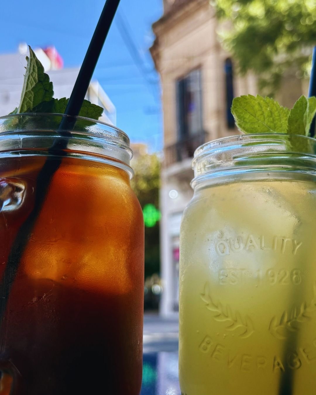 Tragos fríos en la vereda de Café Chico